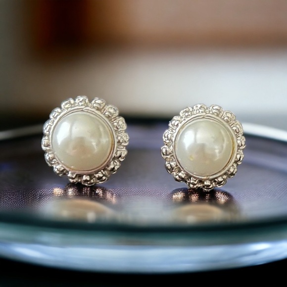 Silver Tone‎ & Pearl 1" Stud Earrings - Picture 1 of 3